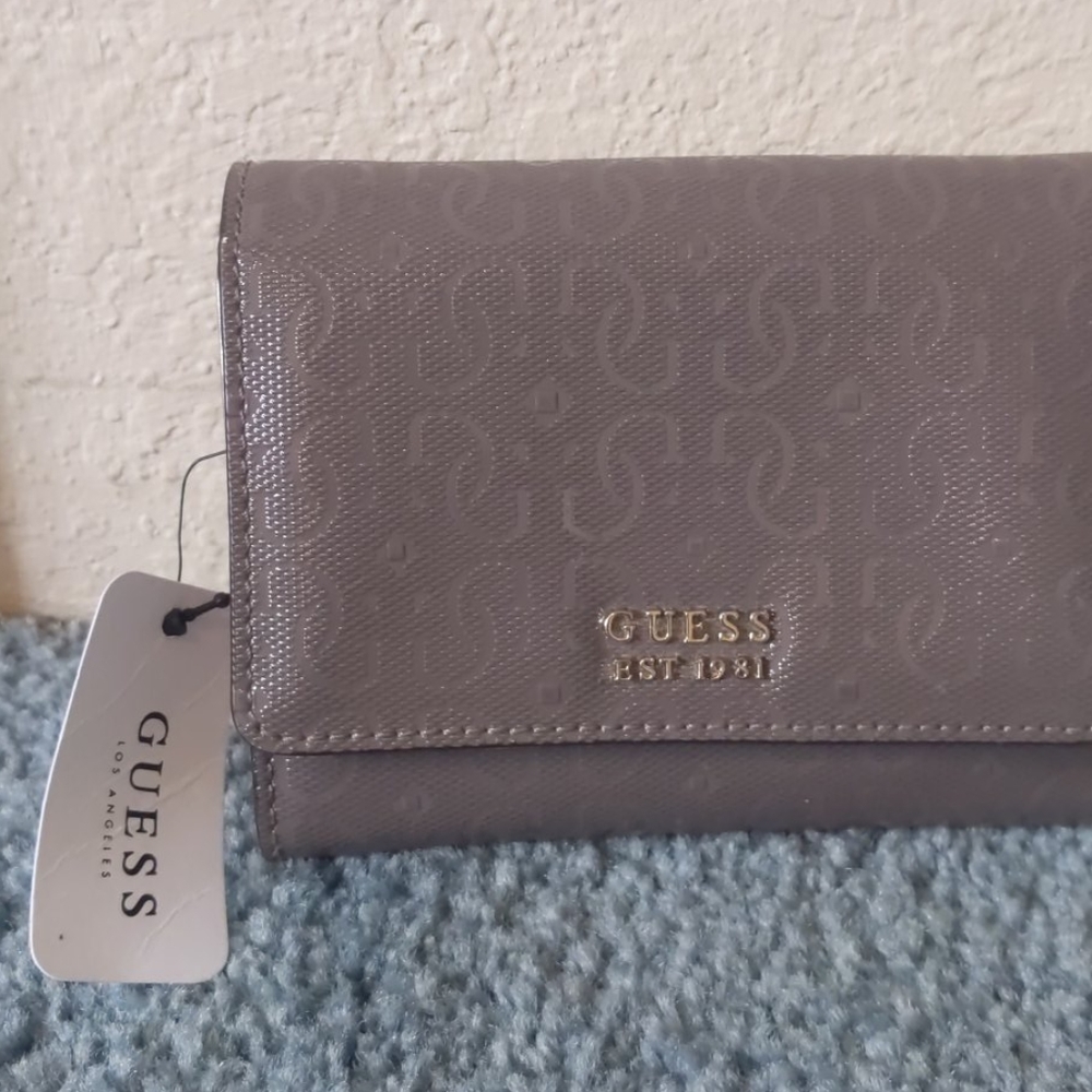 🌺Guess wallet  Excellent condition!!🌟